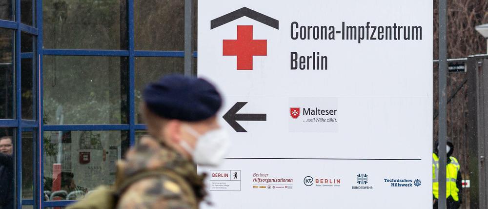 Bundeswehrsoldaten helfen an vielen Stellen der Pandemiekämpfung mit, etwa in Gesundheitsämtern - und auch im Messe-Impfzentrum.