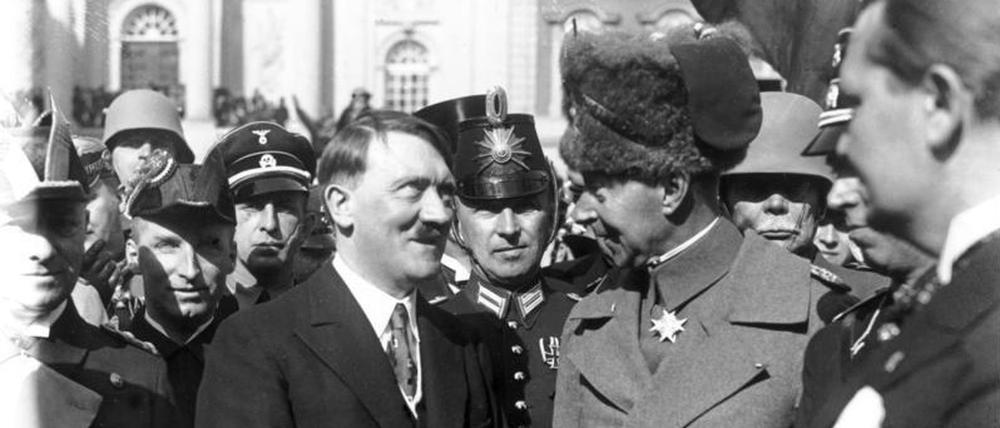 Schulterschluss. Reichskanzler Adolf Hitler und Kronprinz Wilhelm am 21. März 1933, dem „Tag von Potsdam“.