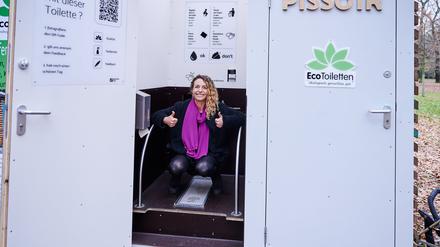 So sieht das weiblichen Pendant des Pissoirs in Aktion aus. Lena Otvedi, die Gründerin von Missoir, führt die öffentliche Toilette ohne Wasserverbrauch in der Hasenheide anlässlich des Welttoilettentags, dem 19. November, vor. 