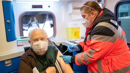 Ein Mann bekommt vom mobilen Impfteam eine Corona-Schutzimpfung in Braunschweig. Mobile Impfteams in Niedersachsen bieten Impfungen an ungewöhnlichen Orten an.