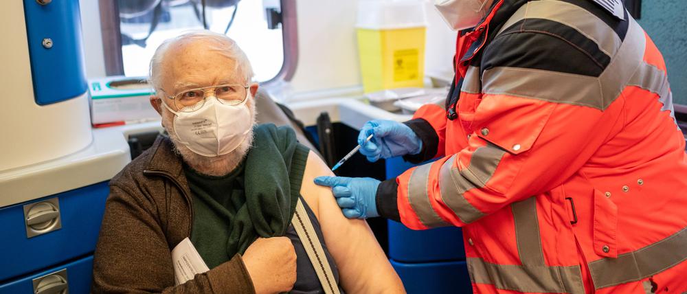 Ein Mann bekommt vom mobilen Impfteam eine Corona-Schutzimpfung in Braunschweig. Mobile Impfteams in Niedersachsen bieten Impfungen an ungewöhnlichen Orten an.