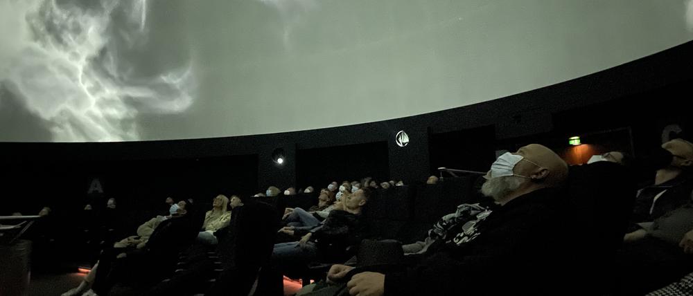 Bei einer früheren Aufführung des multimedialen Hörspiels „Moonbreaker 2121“ in Jena blicken die Zuschauer:innen in die Nachthimmel-Animation.