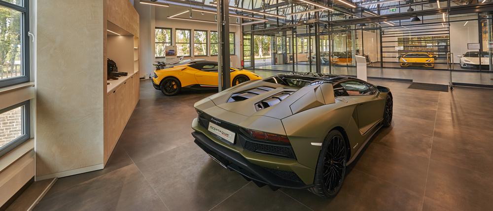 Alte Hülle, neuer Inhalt. In der historischen Alten Härterei des DKW-Werks, heute Teil der Motorworld Berlin, sind jetzt Sportwagen der Marken Lamborghini und Aston Martin zu bewundern.