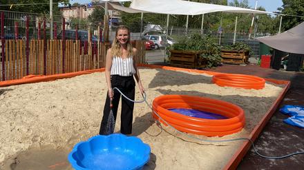 Das „Strand und Plansch“ ist der neue Wohlfühl- und Abkühlort in Lankwitz. Gebietskoordinatorin Nele Petzold bereitet alles für die Eröffnung vor.
