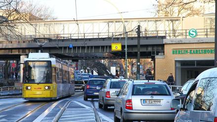 Trotz neugebauter Eisenbahnbrücke in der Treskowallee am Bahnhof Berlin-Karlshorst ändert sich wenig an der Verkehrssituation: Insbesondere Fahrradfahrende finden sich eingeklemmt zwischen den Autos wieder.