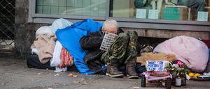 Ein Obdachloser bittet auf dem Hermannplatz in Berlin Neukölln um Spenden.
