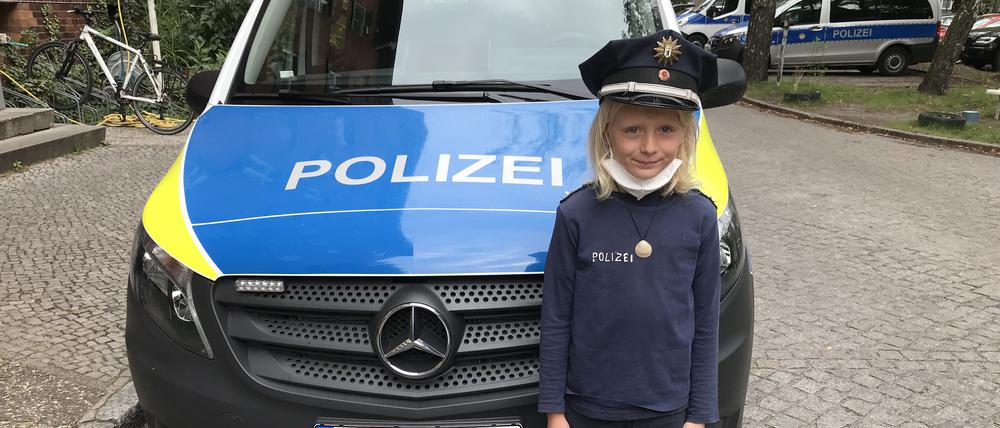 Oskar mit echter Dienstmütze bei seinem Besuch auf dem Polizeiabschnitt: Ihm wurde der Streifenwagen gezeigt und ins Röhrchen blasen durfte er auch.