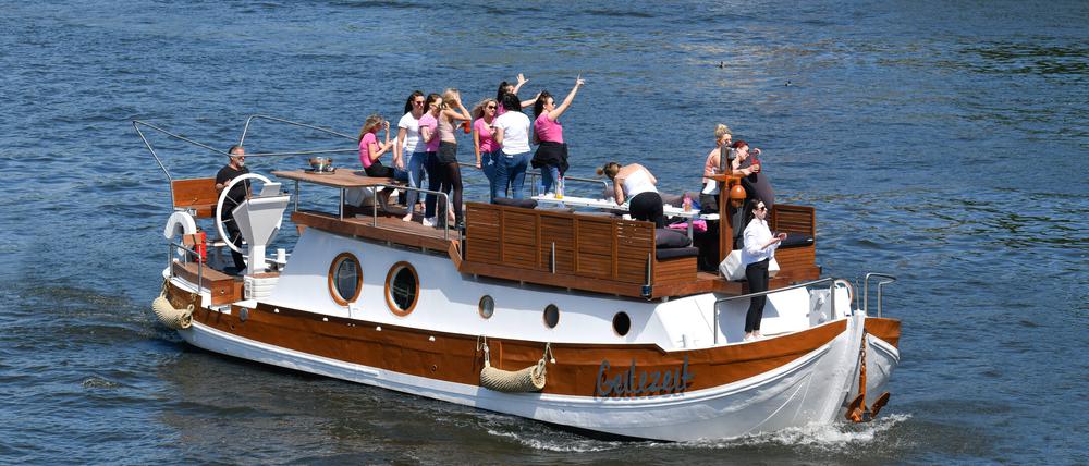 Das Feiern ist wegen Corona nur eingeschränkt möglich, aber auf den Berliner Seen ist die Partylaune offenbar ungebrochen. Viele Anwohner beschweren sich über wummernde Technobeats und laute Bootsmotoren. Doch Anzeigen wegen Lärm gibt es kaum. 
