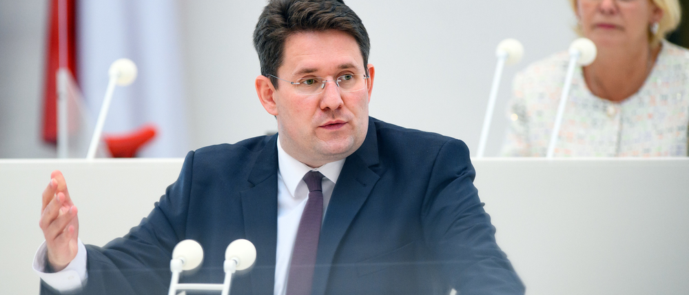 Péter Vida ist seit 2011 Landesvorsitzender der BVB/Freie Wähler, im September 2019 übernahm er auch den Fraktionsvorsitz. Er ist studierter Jurist und vertritt Brandenburg seit 2012 im Bundeszuwanderungs- und Integrationsrat. 