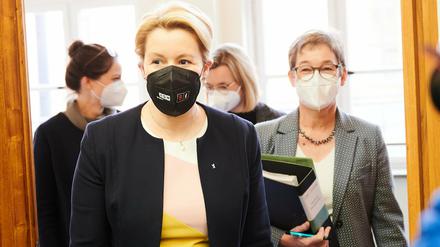 Franziska Giffey (SPD), Regierende Bürgermeisterin von Berlin, und Ulrike Gote (Bündnis 90/Die Grünen), Gesundheitssenatorin von Berlin, kommen zur Pressekonferenz nach einer Sitzung des Berliner Senats.