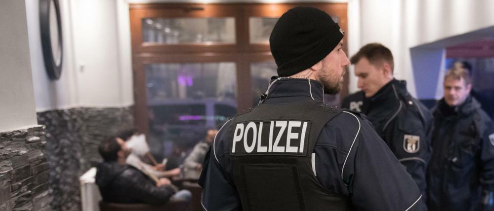 Die Polizei führt in Neukölln immer wieder Razzien durch.