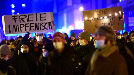 Demonstranten unter anderem mit einem Plakat «Freie Impfentscheidung» gehen aus Richtung Landtag und Nikolaikirche kommend zum Bassinplatz. 