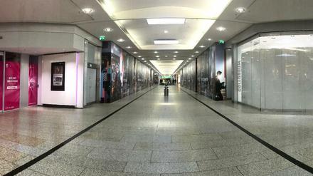 Potsdamer Platz Arkaden im Kellergeschoss: Die meisten Geschäfte sind schon leer. Doch auch während des Umbaus sollen einige Geschäfte - etwa Supermärkte für die Nahversorgung der Anwohner - geöffnet bleiben. 