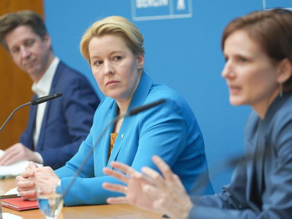 Berlins Regierende Bürgermeisterin Franziska Giffey (M., SPD), Finanzsenator Daniel Wesener (Grüne) und Sozialsenatorin Katja Kipping (Linke) am Dienstag bei der Pressekonferenz des Senats.