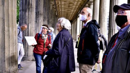 Barbara Hofmann (hinten l.) bietet für den Bildungsverein „pro seniores“ Rundgänge zur Museumsgeschichte an.