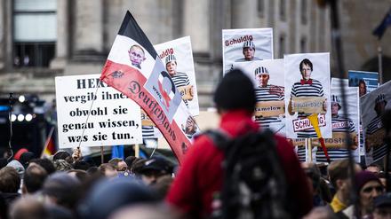 Demonstration gegen das reformierte Infektionsschutzgesetz von Corona-Skeptikern in Berlin Ende November 2021.
