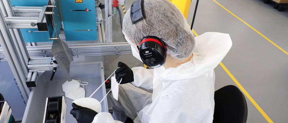 Made in Marienfelde. Der Maschinenbauer Rabofsky hat im September 2020 auf die Produktion von Schutzmasken umgestellt.