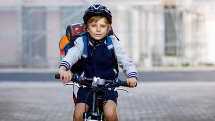 Auch für Kinder ist das Fahrrad oft das praktischste Verkehrsmittel. Aber zunächst müssen sie unter Aufsicht üben.