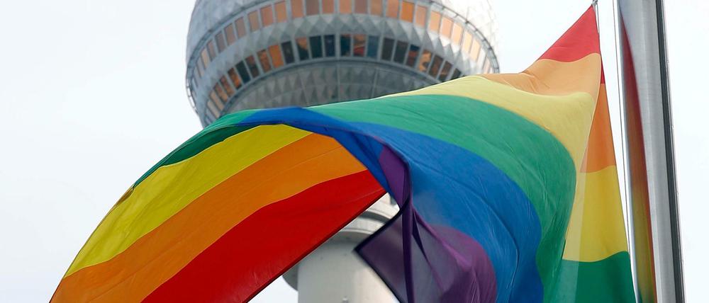Die Regenbogenfahne vor Fernsehturm in Berlin.