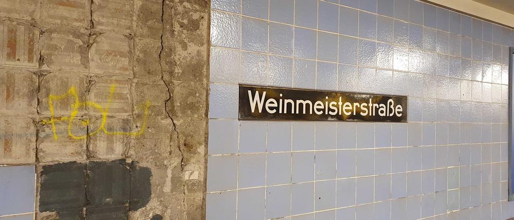 Zentimeterdicke Risse im Bahnhof Weinmeisterstraße an der U8