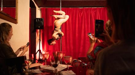 Auftritt des Berlin Strippers Collective in der 800A Bar & Cabaret im Wedding. Rivers tanzt.