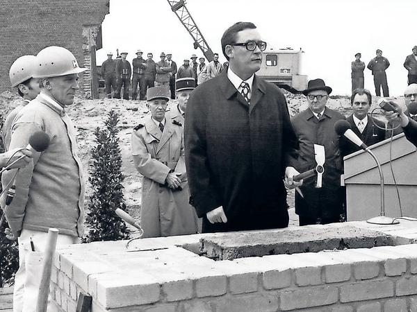 Klaus Schütz legte 1969 als Bürgermeister den Grundstein für den Bau eines neuen Terminals am Flughafen Tegel.