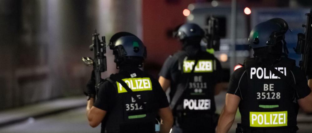 Polizisten mit Maschinenpistolen suchen am 30. Juli 2021 einen Baumarkt in Berlin-Wedding nach Verdächtigen ab.