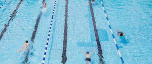 Schöner mit Abstand: Badegäste schwimmen unter Einhaltung der Abstandsregeln im Sommerbad Humboldthain.