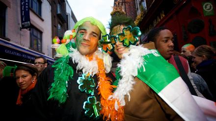 In Dublin wird der Nationalfeiertag meist kostümiert und feucht fröhlich gefeiert.