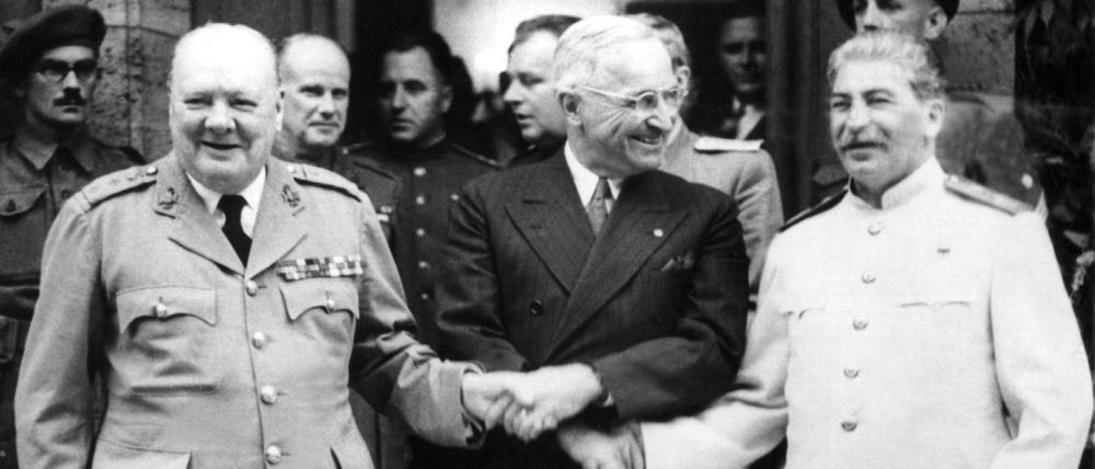 Auf der Potsdamer Konferenz berieten der britische Premierminister Winston Churchill, der amerikanische Präsident Harry S. Truman und der sowjetische Diktator Josef Stalin, wie es in Europa nach dem Krieg weitergehen soll.