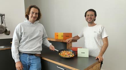 In der Kreuzberger Küche ihres Start-ups Every entwickeln Benjamin Ahlers (l.) und Casimir Rob pflanzenbasierte Tiefkühlkost für anspruchsvolle Konsumenten, die wenig Zeit zum Kochen haben. 