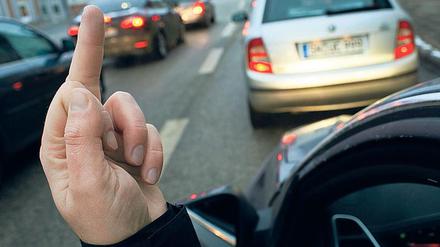 Für einen Stinkefinger im Straßenverkehr gibt’s vor Gericht oft 20 Tagessätze Geldbuße.