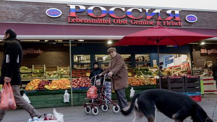 Menschen gehen am russischen Supermarkt in Charlottenburg vorbei. 