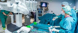 Eine Operation am Vivantes Humboldt-Klinikum wird mit Unterstützung des DaVinci-Systems durchgeführt.