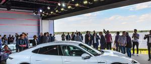 Porsche präsentierte das neue E-Auto auf dem Flughafengelände Neuhardenberg. Wenige Tage später stürzt die dafür eigens erbaute Halle ein.