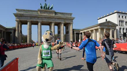 Wie beim Berliner Halbmarathon 2019 führt der Weg ins Ziel durch das Brandenburger Tor.