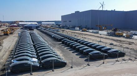 Der Parkplatz ist voll. Zahlreiche Fahrzeuge vom Typ Tesla Model Y stehen schon vor dem neuen Werk in Grünheide. Der US-Autohersteller durfte bereits vor der offiziellen Betriebserlaubnis Elektroautos zu Testzwecken produzieren.