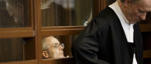 Der 57-jährige Angeklagte sitzt hinter Eckart Wähner (r), Verteidiger, vor dem Prozessauftakt um die tödliche Messerattacke gegen Fritz von Weizsäcker, Sohn des früheren Bundespräsidenten R. von Weizsäcker.