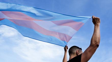 Die trans-Flagge: Sind die Strukturen in Marzahn-Hellersdorf so, dass sich trans Personen hier wohlfühlen können?