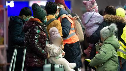  Flüchtlinge aus dem ukrainischen Kriegsgebiet warten im Hauptbahnhof Berlin. 