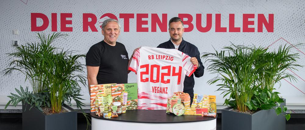 Vegane Liebe. Veganz-Chef Jan Bredack (li.) und RB-Leipzig-Finanzgeschäftsführer Florian Hopp besiegeln die Partnerschaft der Food-Marke mit dem Fußballverein.