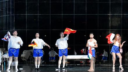 
EU-Ballett in „Il viaggio a Reims“ an der Deutschen Oper Berlin 