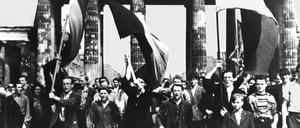 Am 17. Juni 1953 demonstrieren Berliner mit wehenden Fahnen gegen die DDR-Verhältnisse.