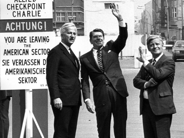 Berlins Regierender Bürgermeister Richard von Weizsäcker (links), US-Präsident Ronald Reagan (Mitte) und Bundeskanzler Helmut Schmidt am Checkpoint Charlie.