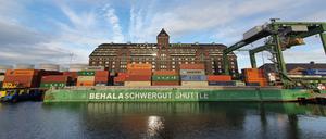 Container und Speicher prägen das Bild des Westhafens.