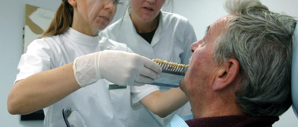 Dieser Patient aus Deutschland lässt sich in einer polnischen Zahnarztpraxis behandeln. Dort ist es billiger, Zahnersatz anfertigen zu lassen und die Kassen zahlen trotzdem. Das Foto wurde vor der Pandemie aufgenommen, heute werden auch dort Masken getragen.