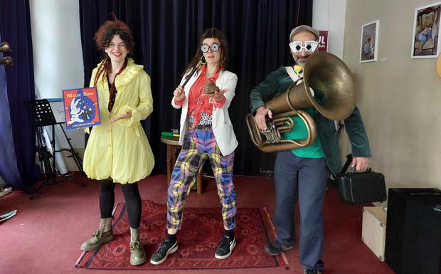 AAArtemis, Francoise la mysterieuse und Aşkın kurz vor einer Nachmittags-Show für Kinder