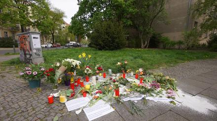 Ende April wurde die sechsfache Mutter in Pankow auf der Straße erstochen. Ihr Ehemann kam als mutmaßlicher Täter in Untersuchungshaft. Am Tatort wurden Blumen und Kerzen abgelegt. 