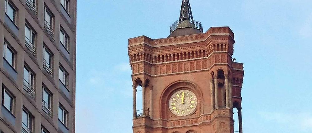 Kurz nach Zwölf. Und das seit Tagen. Die Uhr am Roten Rathaus ist kaputt.