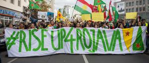 Demonstrierende der Gruppe „Riseup4Rojava“ am Sonntag in Berlin.